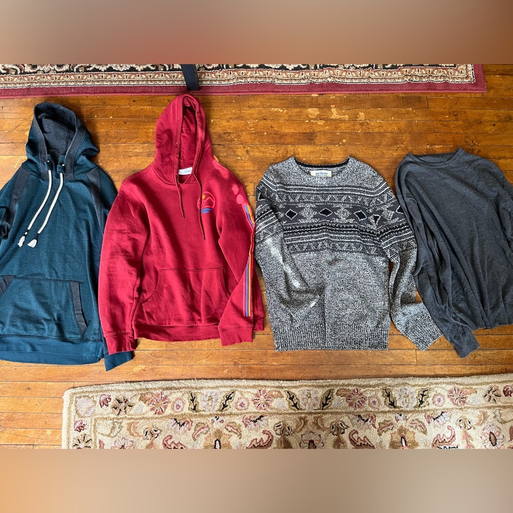 BUNDLE - 4 Men’s Crewneck/hooded sweaters - M/L